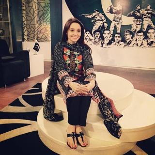 Juggun Kazim feet photo thumbnail