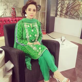 Juggun Kazim feet photo thumbnail