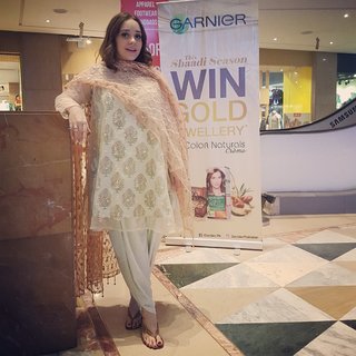 Juggun Kazim feet photo thumbnail