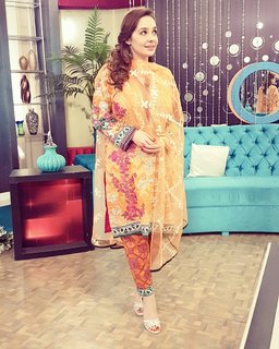 Juggun Kazim feet photo thumbnail