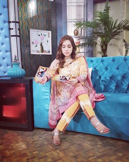 Juggun Kazim feet photo thumbnail