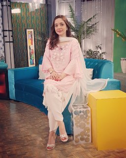 Juggun Kazim feet photo thumbnail