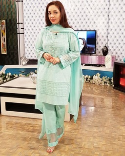 Juggun Kazim feet photo thumbnail