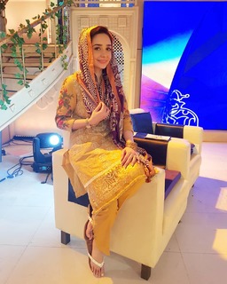 Juggun Kazim feet photo thumbnail