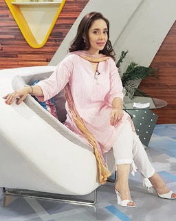 Juggun Kazim feet photo thumbnail