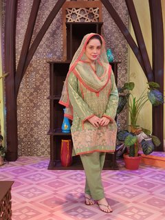 Juggun Kazim feet photo thumbnail