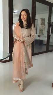 Juggun Kazim feet photo thumbnail