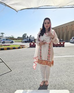 Juggun Kazim feet photo thumbnail