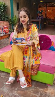 Juggun Kazim feet photo thumbnail