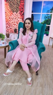 Juggun Kazim feet photo thumbnail