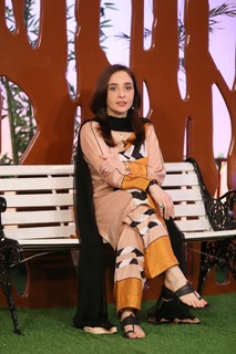 Juggun Kazim feet photo thumbnail