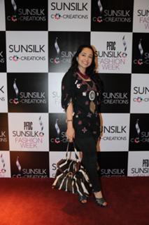 Juggun Kazim feet photo thumbnail