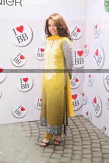 Juggun Kazim feet photo thumbnail