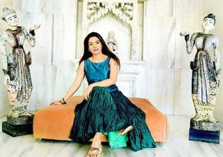 Juhi Chawla feet photo thumbnail