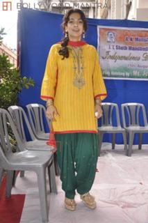 Juhi Chawla feet photo thumbnail
