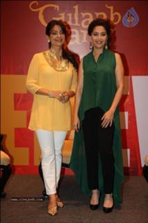 Juhi Chawla feet photo thumbnail