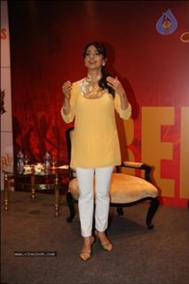 Juhi Chawla feet photo thumbnail