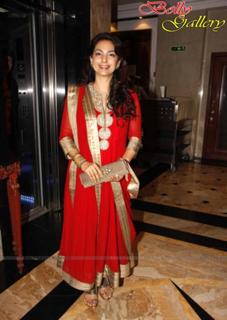 Juhi Chawla feet photo thumbnail