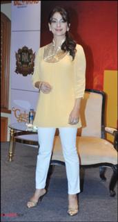 Juhi Chawla feet photo thumbnail
