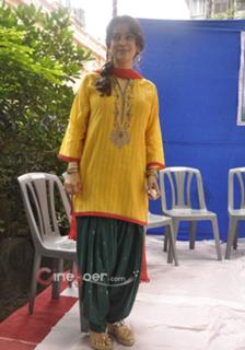 Juhi Chawla feet photo thumbnail
