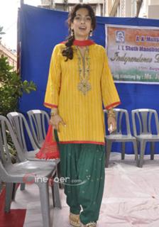 Juhi Chawla feet photo thumbnail