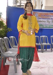 Juhi Chawla feet photo thumbnail