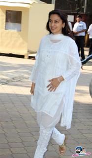 Juhi Chawla feet photo thumbnail