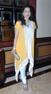 Juhi Chawla feet photo thumbnail