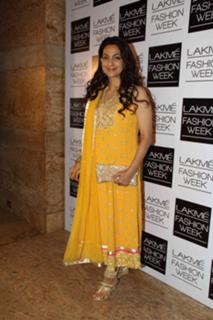 Juhi Chawla feet photo thumbnail