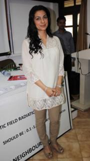 Juhi Chawla feet photo thumbnail