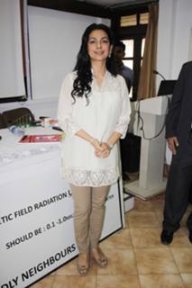 Juhi Chawla feet photo thumbnail