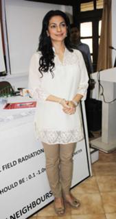 Juhi Chawla feet photo thumbnail