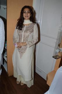 Juhi Chawla feet photo thumbnail