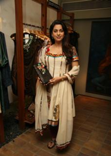 Juhi Chawla feet photo thumbnail