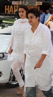 Juhi Chawla feet photo thumbnail