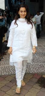 Juhi Chawla feet photo thumbnail