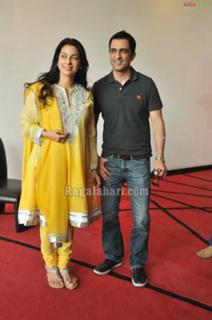 Juhi Chawla feet photo thumbnail