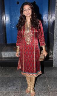 Juhi Chawla feet photo thumbnail