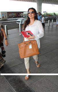Juhi Chawla feet photo thumbnail