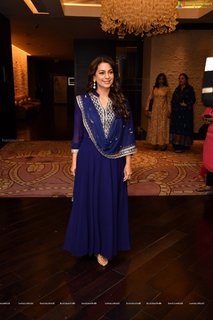 Juhi Chawla feet photo thumbnail