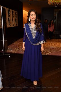 Juhi Chawla feet photo thumbnail