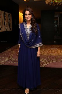 Juhi Chawla feet photo thumbnail