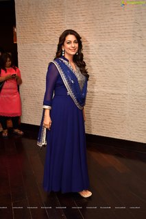 Juhi Chawla feet photo thumbnail