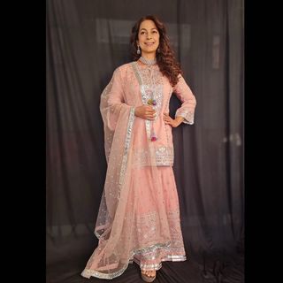 Juhi Chawla feet photo thumbnail