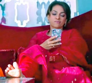 Juhi Chawla feet photo thumbnail
