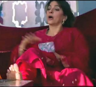 Juhi Chawla feet photo thumbnail