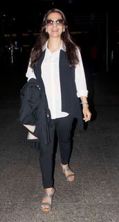 Juhi Chawla feet photo thumbnail