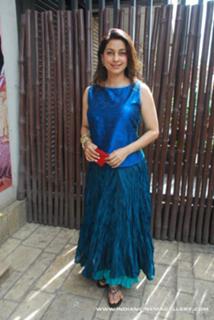 Juhi Chawla feet photo thumbnail