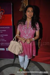 Juhi Chawla feet photo thumbnail