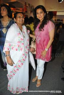 Juhi Chawla feet photo thumbnail